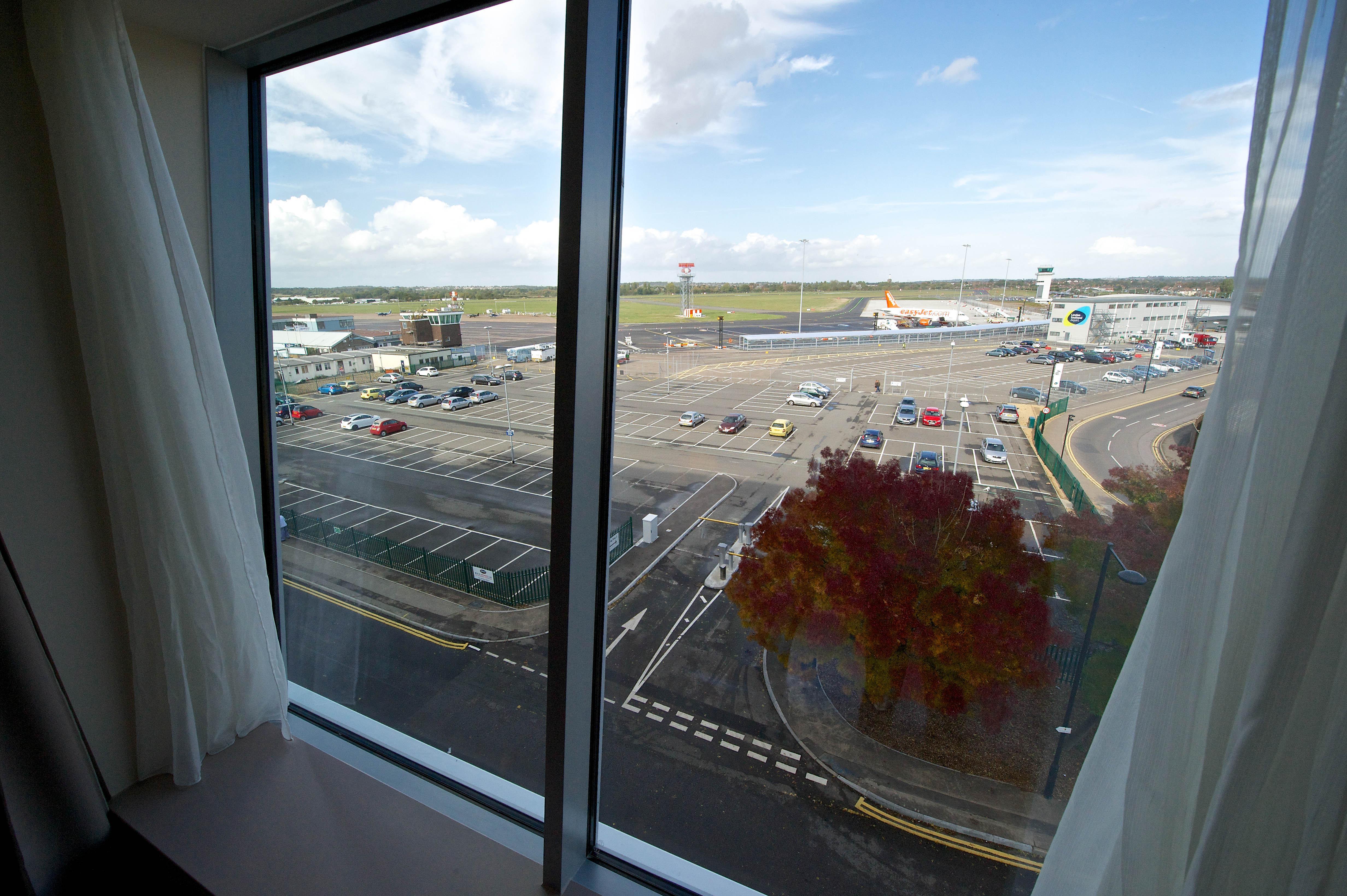 Holiday Inn Southend By Ihg Bagian luar foto