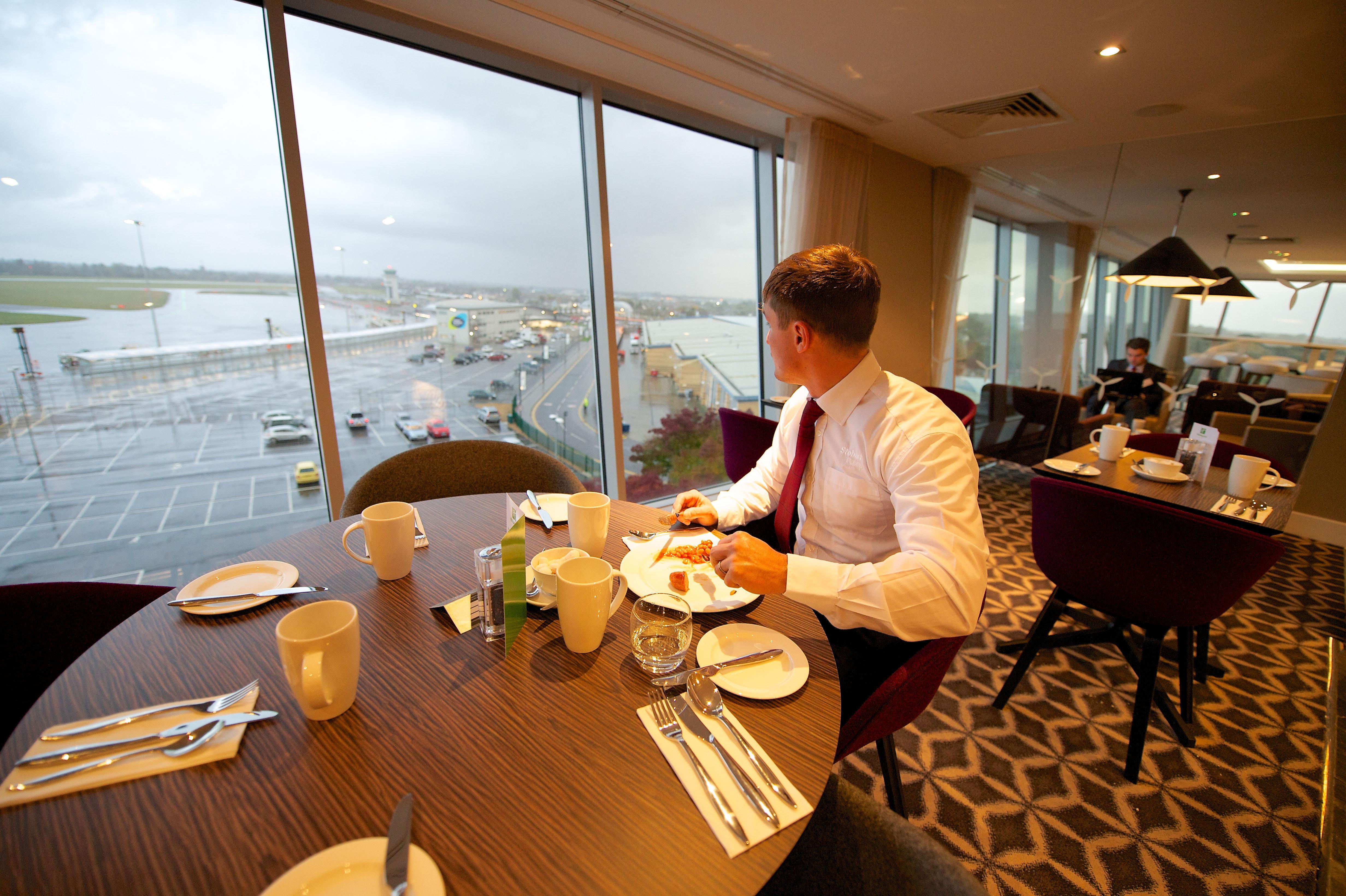 Holiday Inn Southend By Ihg Bagian luar foto